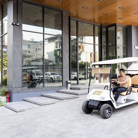 Pure Eleven Hotel Bangkok Makkasan Exteriör bild