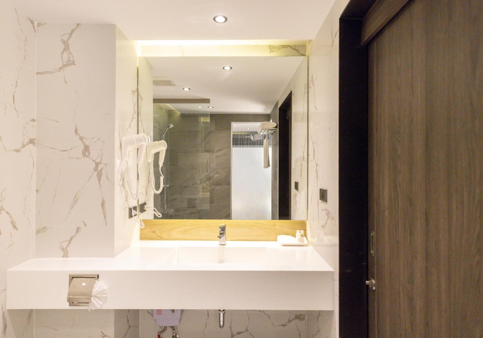 Pure Eleven Hotel Bangkok Makkasan Exteriör bild