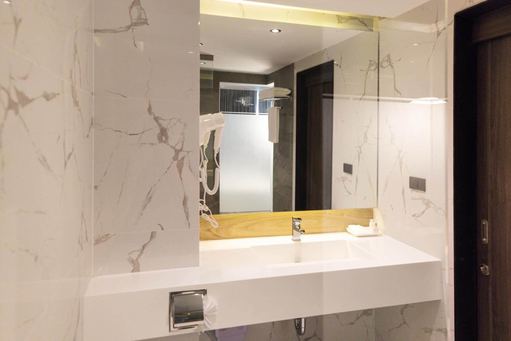 Pure Eleven Hotel Bangkok Makkasan Exteriör bild